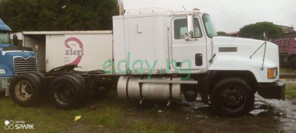 1996 Mack Ch truck - Image 2